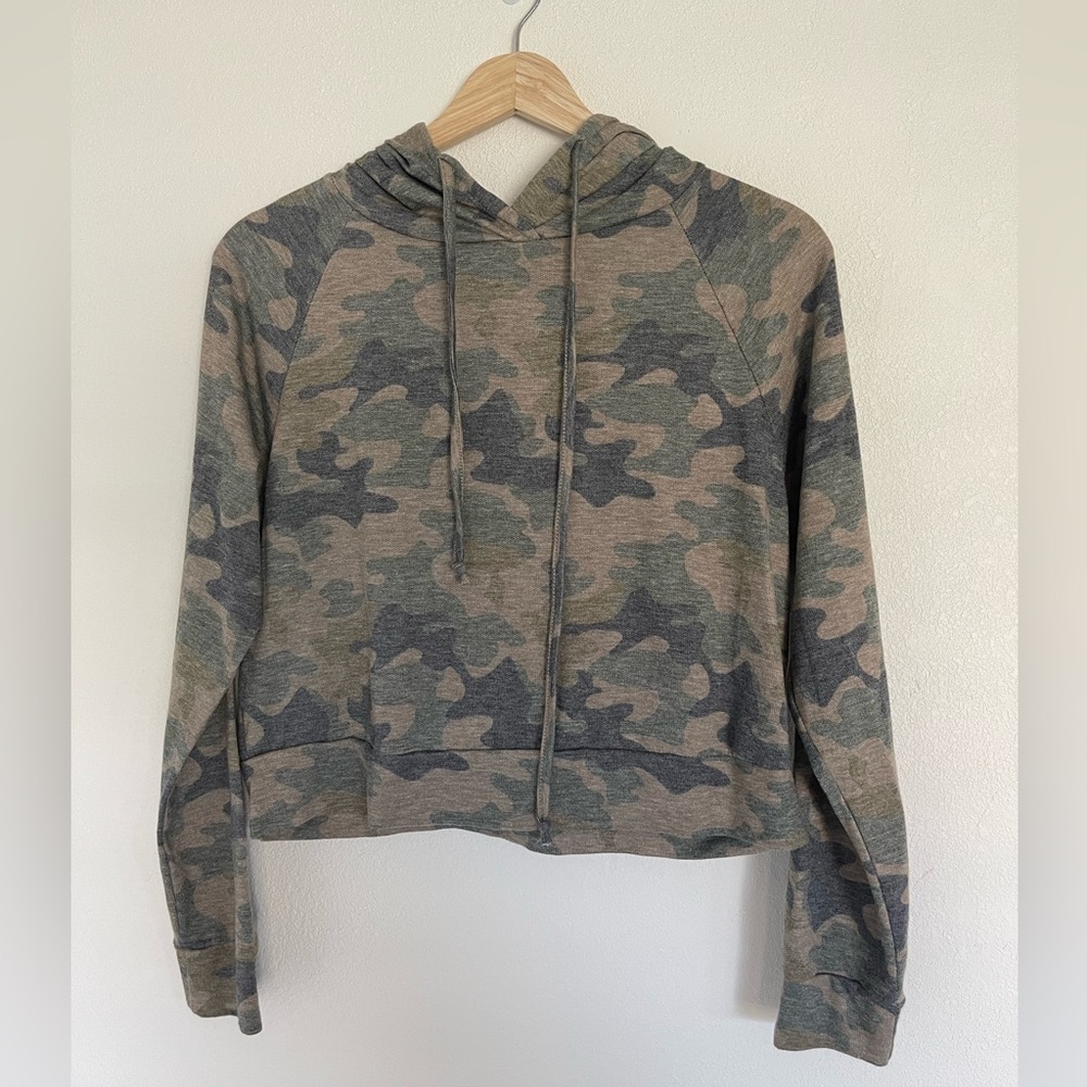 NWOT Tresics Green Camo Lightweight Cropped Hoodie